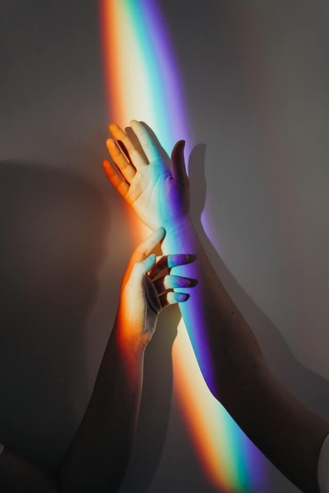 manos de personas con colores del arco iris 1